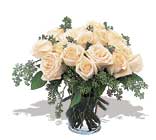 11 adet beyaz gül vazoda  Bayburt İnternetten çiçek siparişi 