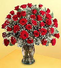  Bayburt uluslararası çiçek gönderme  51 adet kirmizi gül ve cam vazo