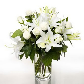  Bayburt çiçek gönderme sitemiz güvenlidir  1 dal cazablanca 7 adet beyaz gül vazosu