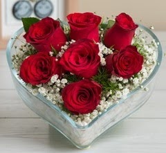 Kalp içerisinde 7 adet kırmızı gül  Bayburt çiçek gönderme sitemiz güvenlidir 