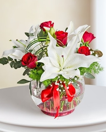 Fanus Vazoda 2 Lilyum ve 5 Gül Dansı  Bayburt çiçek gönderme 
